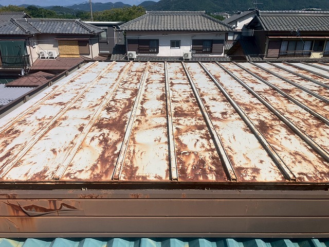 錆が目立つ金属屋根